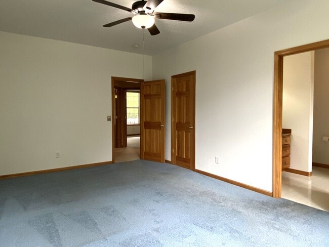 Building Photo - Private Hood River Home