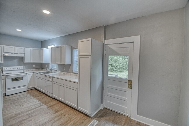 Building Photo - Newly Remodeled Campus Property! Lawn Care Included!