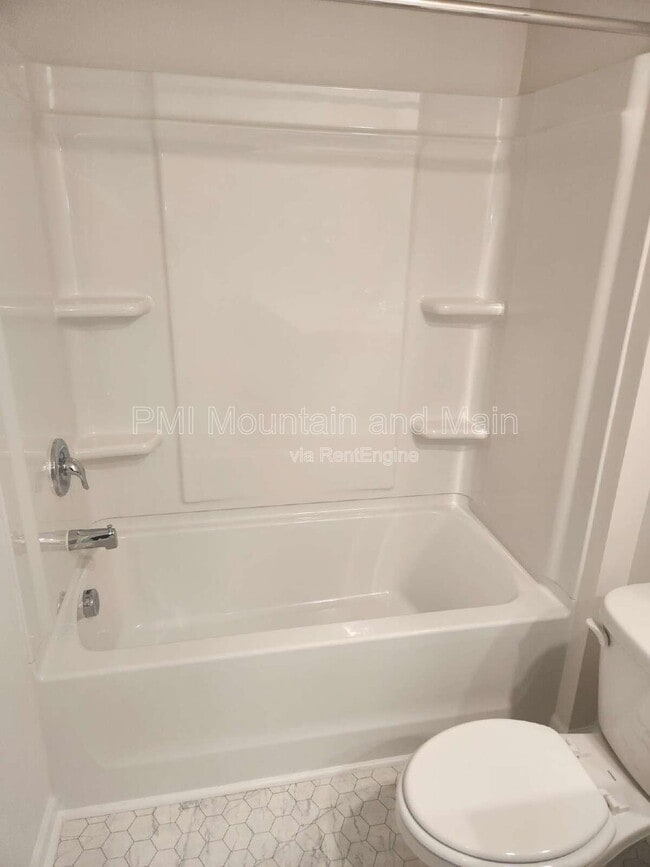 Building Photo - 568 Country Oak Dr