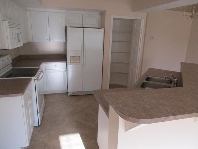 Building Photo - 3303 SW 8th Ct