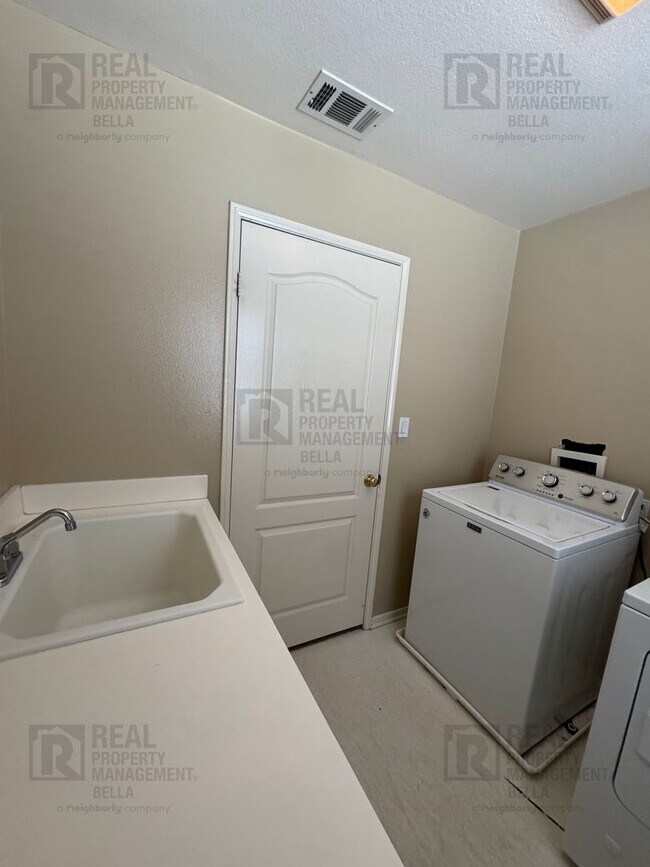 Building Photo - Ideal Layout! 4 Bedroom Home with Main Floor Bed/Bath & Open Loft