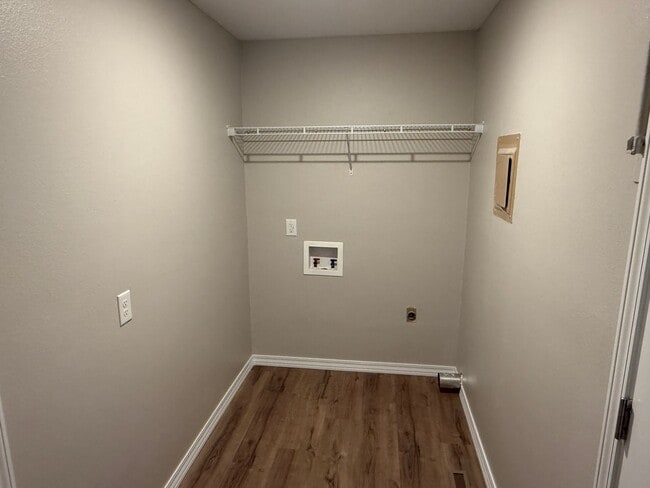 Building Photo - Newly Refurbished !