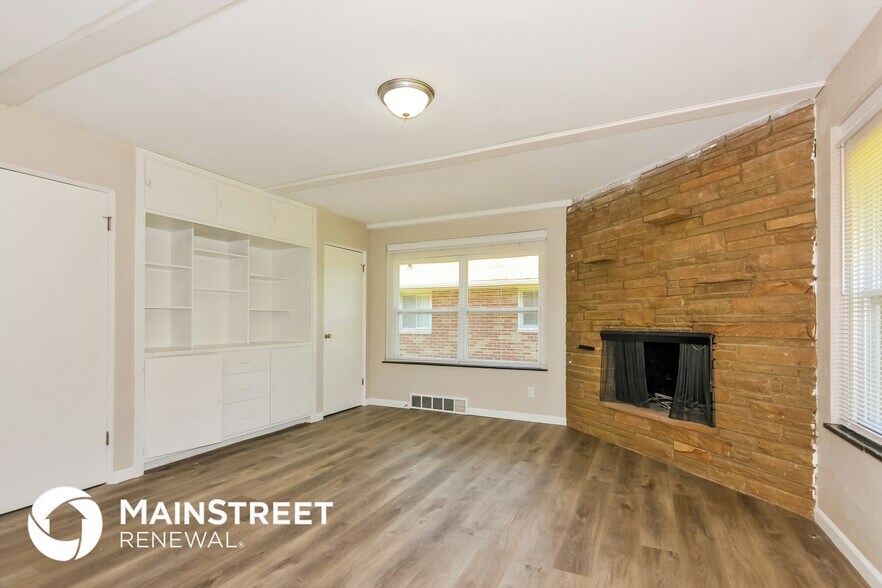 Building Photo - 1120 Spring Valley Dr