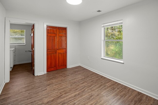 Building Photo - Updated Cottage on Haw Creek!