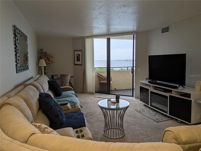 Building Photo - 5915 Sea Ranch Dr