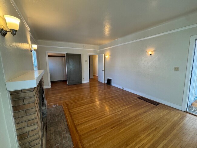 Building Photo - Large 1 Bedroom/1 Bath - Quiet Neighborhoo...