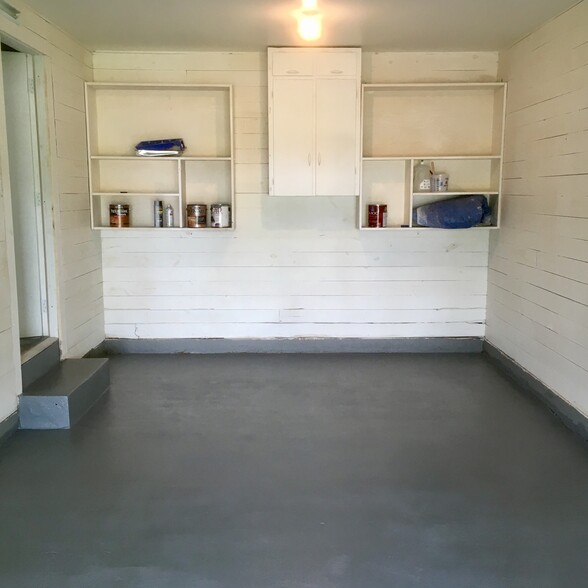 Garage - 1007 Bawcom St