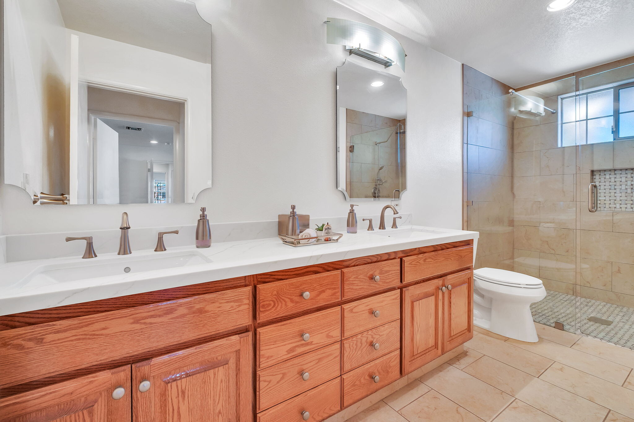 Main Suite's Bathroom - 7121 Arizona Ave