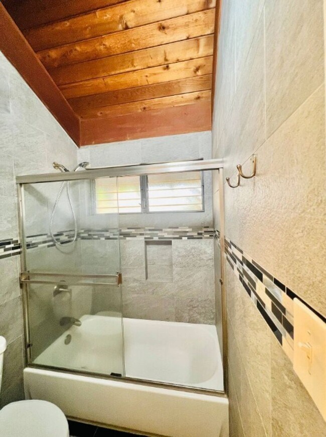 Building Photo - Spacious 2BR/2BA Condo with Garden View – Steps from the Ocean