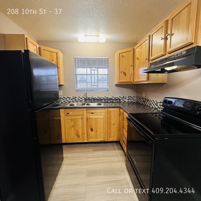 Building Photo - 208 N 10th St