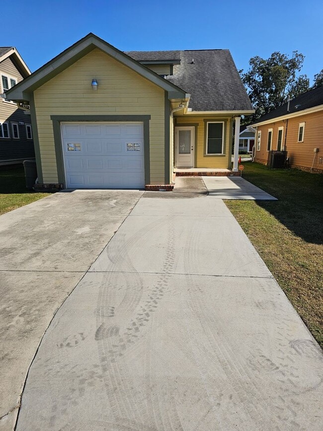 Building Photo - 3 bdrm 2.5 bath in downtown area