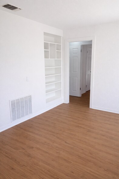 Building Photo - 113 E 2nd St