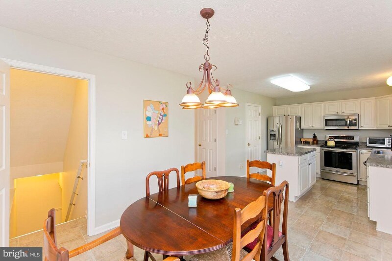 Building Photo - 2079 Honeysuckle Ln