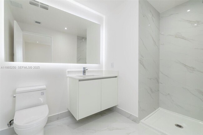 Building Photo - 700 NE 24th St