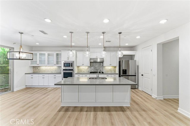 Building Photo - 137 Halo