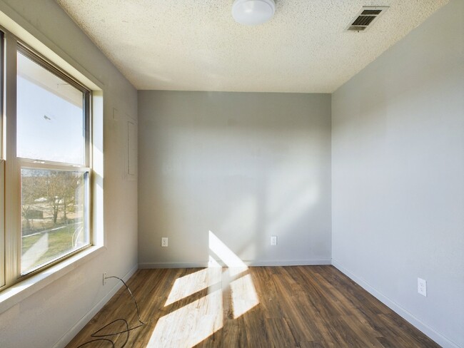 Building Photo - 2/1 Apartment in Marble Falls