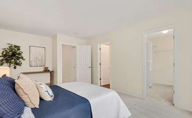 Building Photo - Spacious and Bright Home with 3 Bed and 2.5 Bath