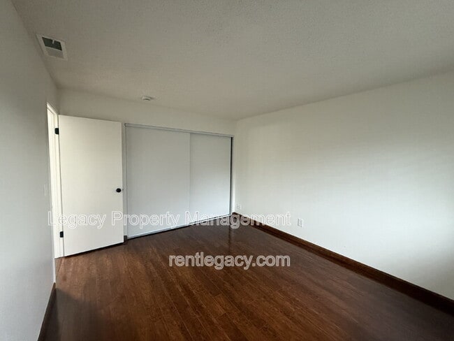 Building Photo - 2084 Quincy Ave