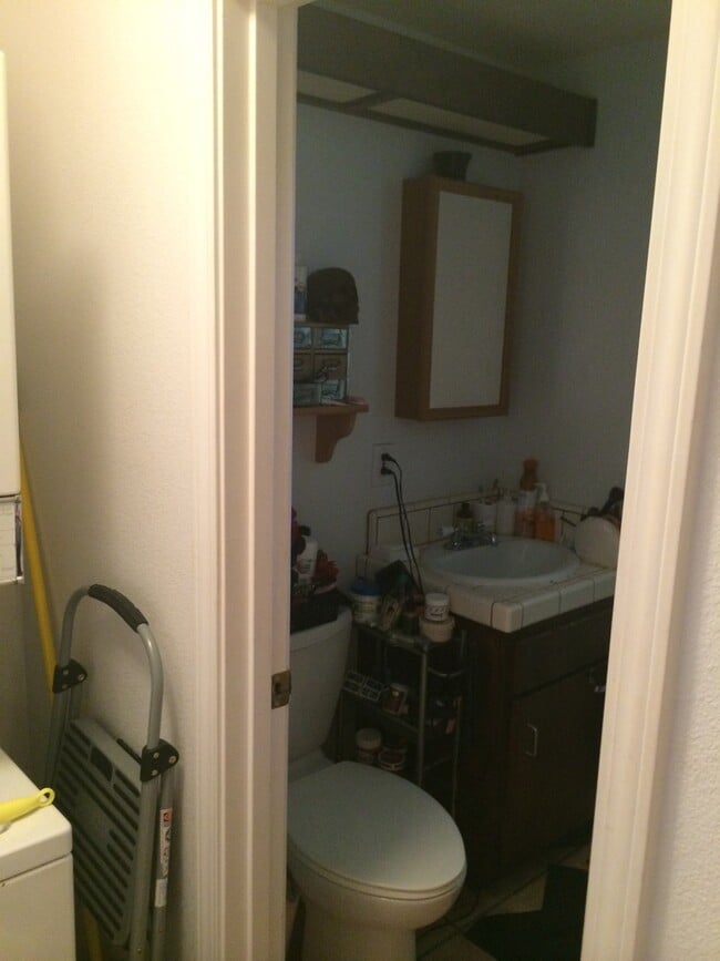 Building Photo - Adorable Studio Apartment with a Loft-$300 Off First Month's Rent