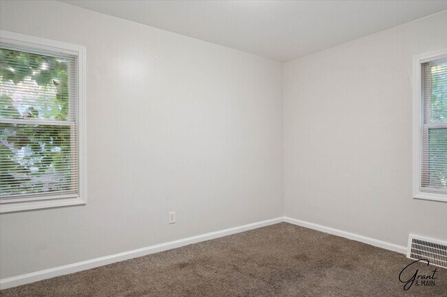 Building Photo - $1,200 -  3 bedroom Bungalow