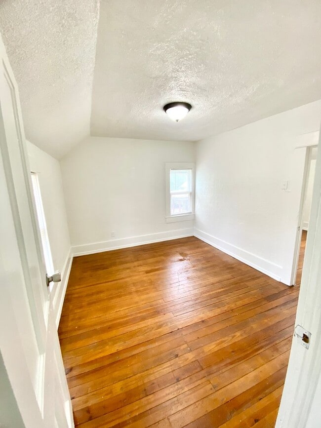 Building Photo - Four bed/1 Bath House Close to Down Town D...
