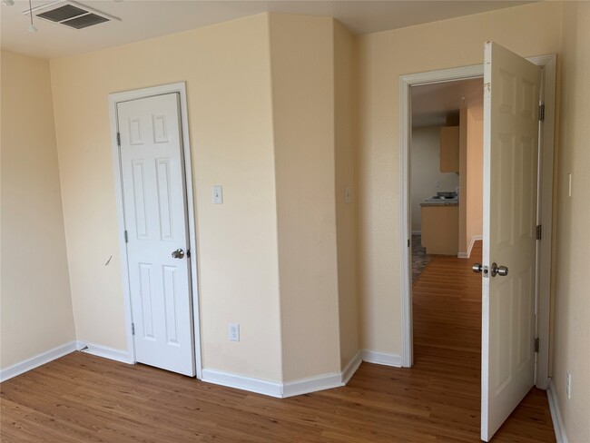 Building Photo - 711 Hahlo St