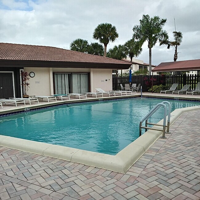 Building Photo - 8045 Eastlake Dr