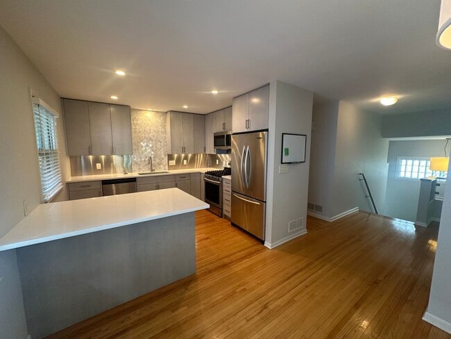 Building Photo - Luxury Living on Summit Ave! – Spacious 3B...