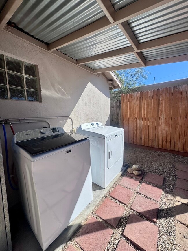 Building Photo - FOR RENT