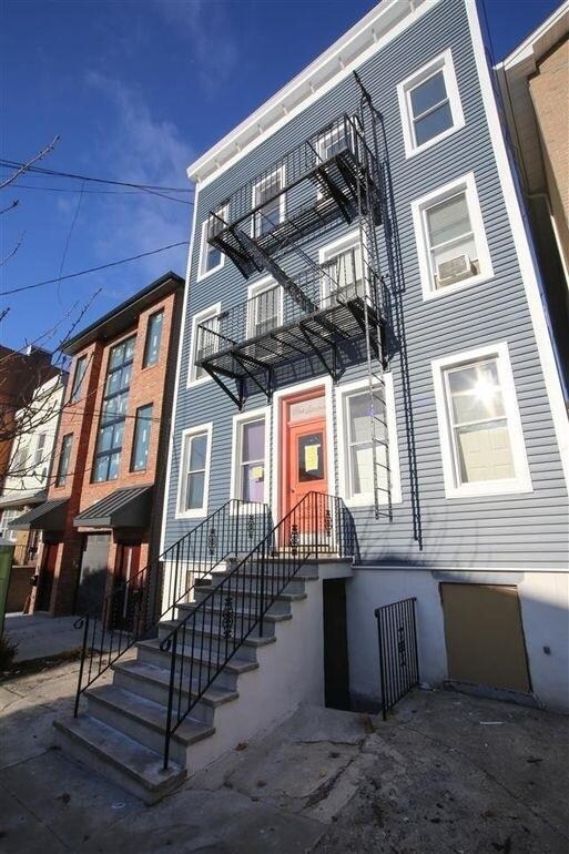 Building Photo - 116 Irving St