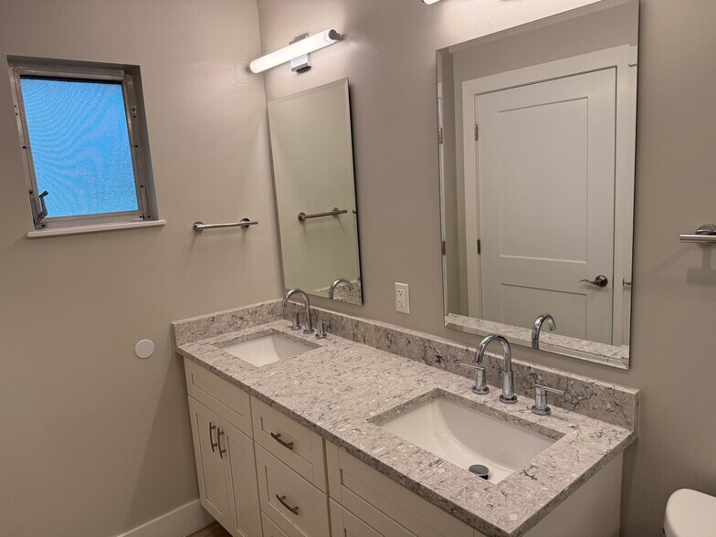 Building Photo - 781 Palm View Dr