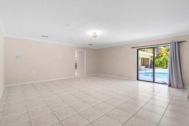 Building Photo - 2100 Cocoanut Rd