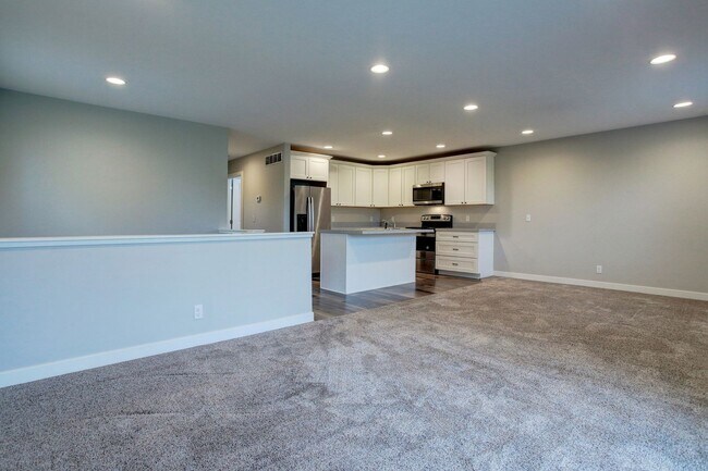 Building Photo - Spacious 2 Bed/2 Bath Condo in Prime Location