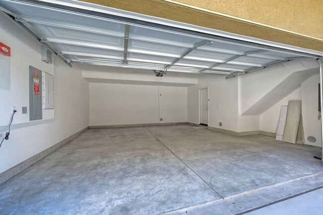 Building Photo - Available Now! 3 Story Townhome - New Construction!!