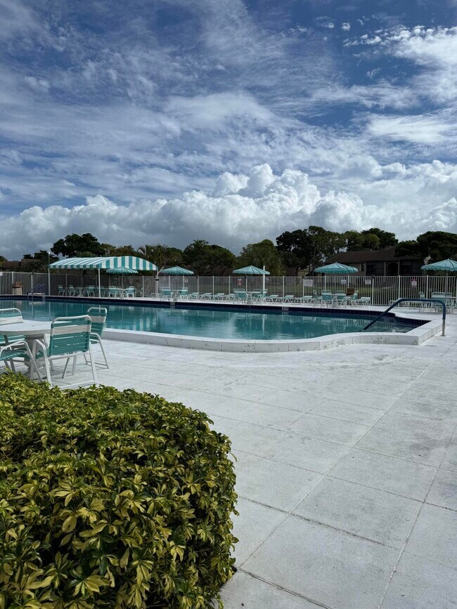 Building Photo - 718 Sunny Pine Way