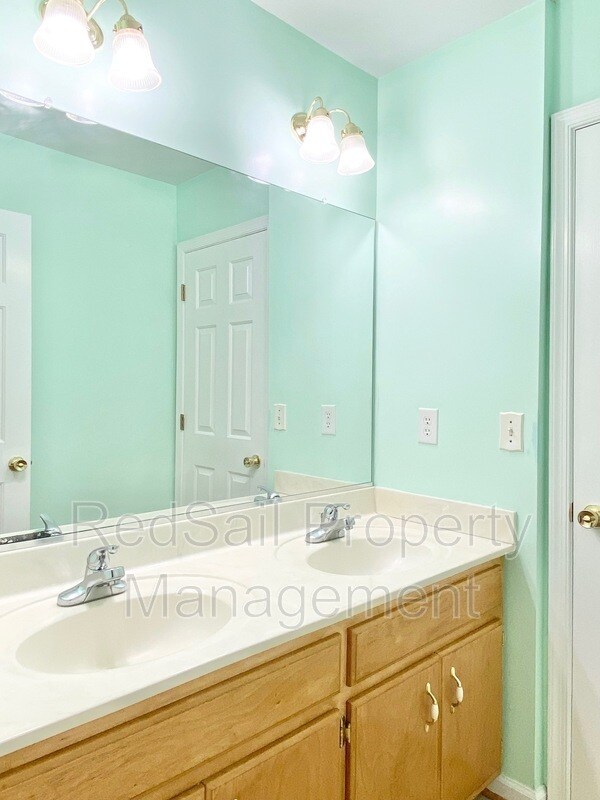 Building Photo - 1926 Algonquin Trail