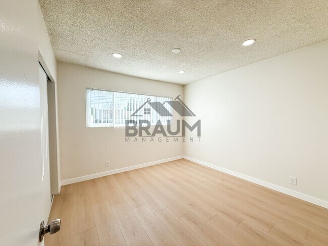 Building Photo - 13129 Oxnard St