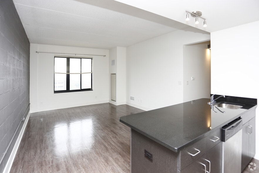1BR, 1BA - 600 SF - St. Regis House Apartments