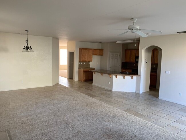 Building Photo - Newer Home in Great Location