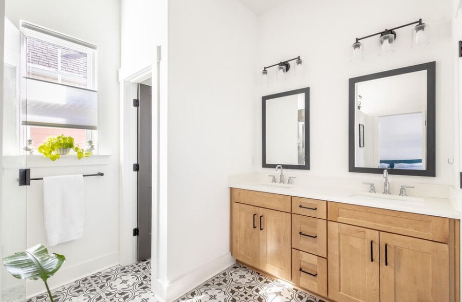 Building Photo - 610 Blueway Ave