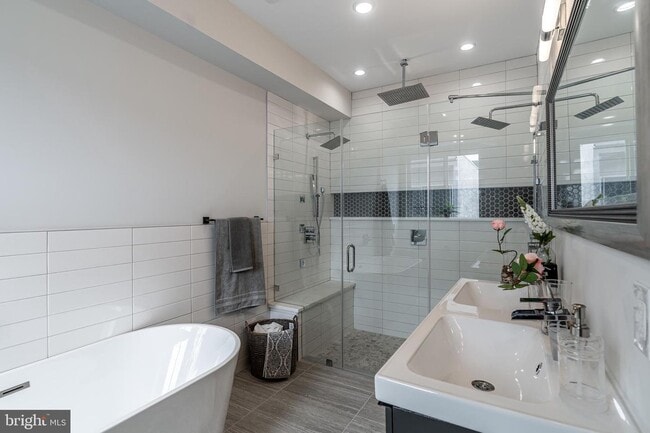 Building Photo - 1227 N Leithgow St