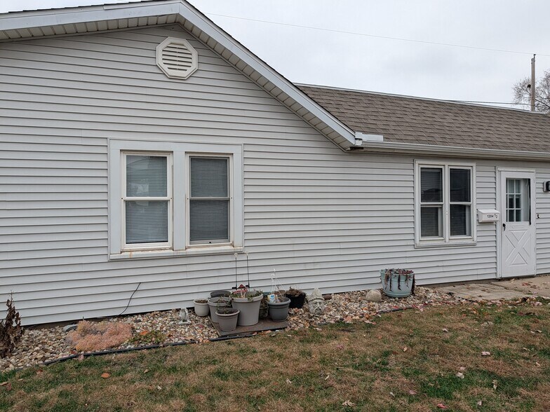 Building Photo - 1204 S 13th St