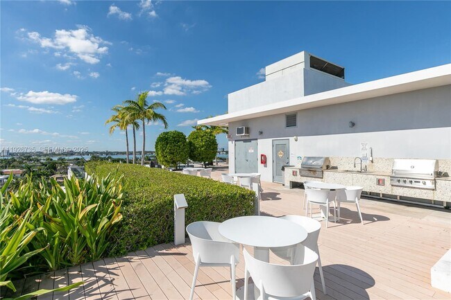 Building Photo - 9940 W Bay Harbor Dr