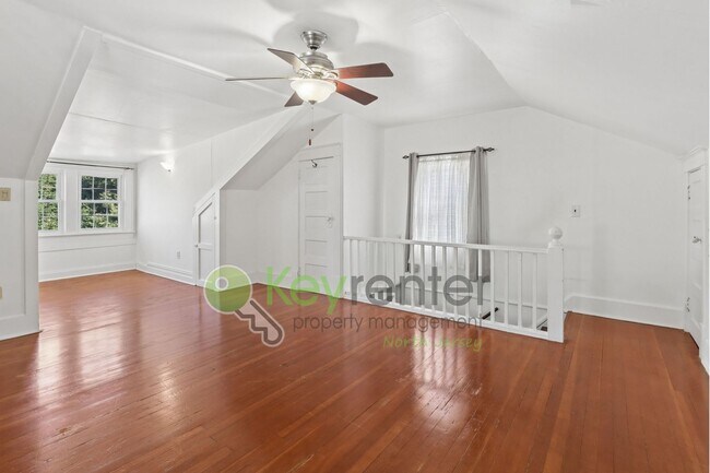 Building Photo - Spacious 4BR Single-Family Home with Garage, Driveway & Fenced Yard in Kearny