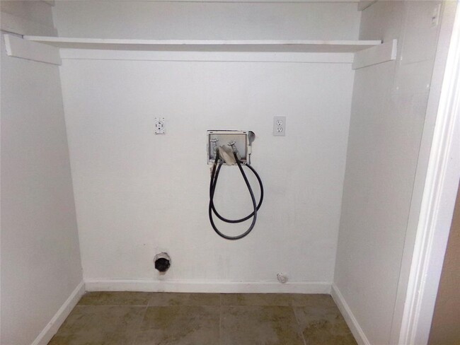 Building Photo - 519 Lenora Dr