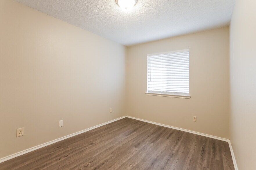 Building Photo - 6395 Crossway Dr