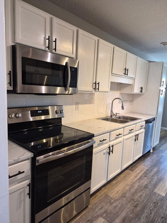 Building Photo - NEW LISTING!!!!!