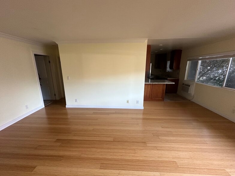 Building Photo - 1154 S Barrington Ave