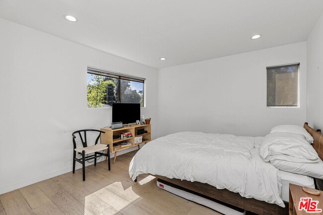 Building Photo - 2147 Beachwood Dr