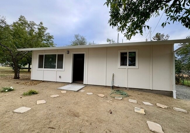 Building Photo - Beautiful 2-bedroom 1 bathroom in Roseville!